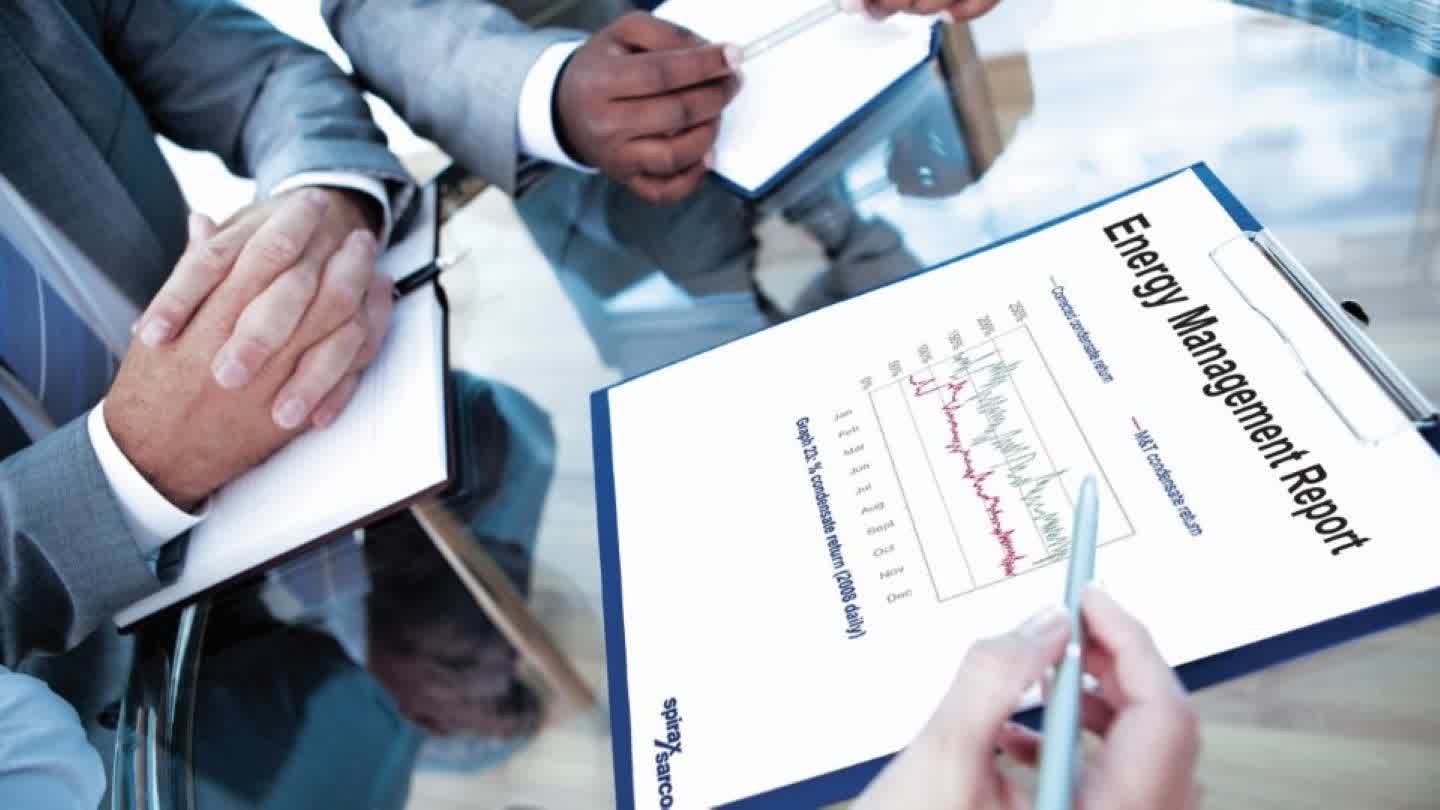 عاملان ينظران إلى مخطط دائري على شاشة تلفاز